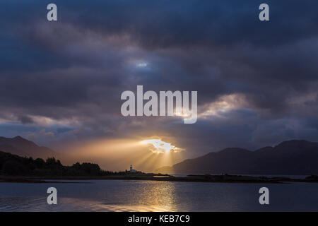 Dramatische dawn Licht und Sonnenstrahlen an ornsay Leuchtturm auf der Insel Eilean Sionnach aus der Halbinsel Sleat, Isle of Skye, Highland, Schottland, UK Stockfoto