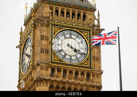 Ein Union Jack Flagge im Wind mit Big Ben, den Glockenturm und die Häuser des Parlaments hinter, Vereinigtes Königreich Stockfoto