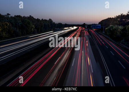 Verkehr, Reisen, Deutschland, Hessen, Frankfurt am Main, Autobahn A5, Oktober 18. Viel Verkehr auf der Autobahn A5 am Frankfurter Kreuz. Lichtspuren Stockfoto