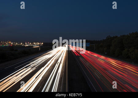 Verkehr, Reisen, Deutschland, Hessen, Frankfurt am Main, Autobahn A5, Oktober 18. Viel Verkehr auf der Autobahn A5 am Frankfurter Kreuz. Lichtspuren Stockfoto