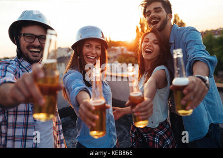 Gerne fröhliche Freunde zusammen verbringen lustige Zeiten Stockfoto