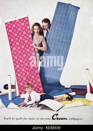 1950er-Werbeanzeige altes britisches Originalmagazin, Werbung Crown Wallpaper von 1958 Stockfoto