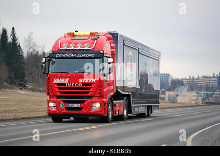 Salo, Finnland - 24. März 2016: rot Iveco Stralis halb auf der Straße in Salo Nach dem Case IH Red Power tour in Turku, Finnland. Stockfoto