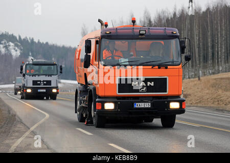 Salo, Finnland - 24. März 2016: zwei Mann schorling Kehrmaschine Lkw fahren Sie entlang der Autobahn in Salo. Moderne Kehrmaschinen sind auf LKW-Aufbauten montiert Stockfoto