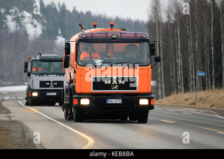 Salo, Finnland - 24. März 2016: zwei Mann schorling Kehrmaschine Lkw fahren Sie entlang der Autobahn in Salo. Moderne Kehrmaschinen sind auf LKW-Aufbauten montiert Stockfoto