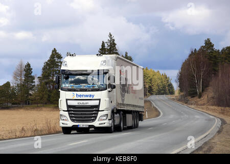 SALO, FINNLAND - 20. MÄRZ 2016: Weißer DAF XF Semi Truck auf der Straße in Südfinnland. 2016 feiert DAF 50 Jahre Produktion in Belgien. Stockfoto