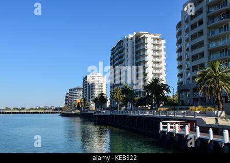 Apartment Blocks auf der Küste von Port Melbourne, ein Vorort von Melbourne, Victoria, Australien Stockfoto