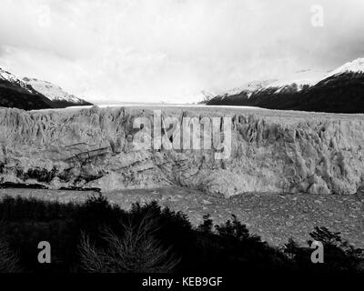 Der Gletscher Perito Moreno in Schwarz und Weiß Stockfoto