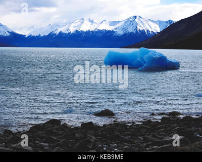 Blaue Eisberge in den Lago Argentino mit Bergkulisse, Patagonien, Argentinien Stockfoto