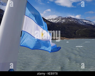 Argentinien Flagge von Mast auf Kreuzfahrtschiff am Lago Argentino, Gletscher Perito Moreno Stockfoto