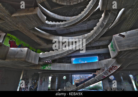 Eine konkrete Wendeltreppe in einem unfertigen, verlassenen Gebäude Stockfoto