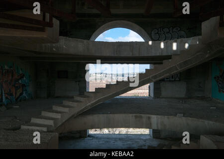 Eine konkrete Wendeltreppe in einem unfertigen, verlassenen Gebäude Stockfoto