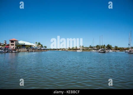 Port Denarau, Nadi, Fidschi - November 27,2016: Port Denarau mit Segelbooten, Waterfront Architektur und zufällige Menschen im tropischen Nadi, Fidschi Stockfoto