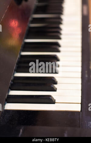 Piano keys Seitenansicht mit geringer Tiefenschärfe Stockfoto
