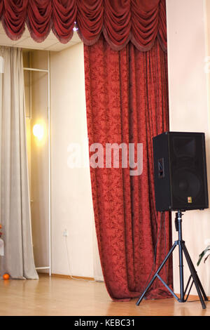 Theater Vorhang auf und Bühne mit dramatische Beleuchtung Stockfoto