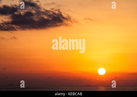 Eine schöne ssunrise über den Hurd Bank, ein Ankerplatz für Öltankschiffe gerade weg von delimara Point in Malta Stockfoto