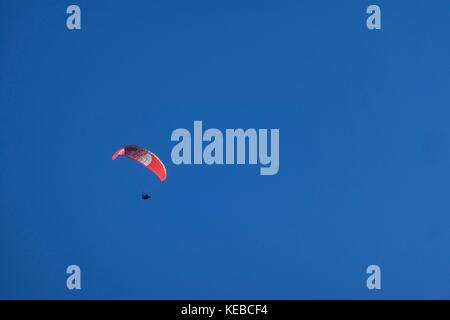 Gleitschirm gegen den blauen Himmel in Chamonix Mont Blanc über die aguille du Midi, Frankreich Stockfoto