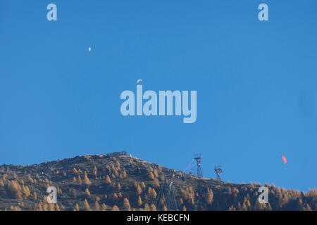 Paragliding in Chamonix Mont Blanc über die aguille du Midi, Frankreich Stockfoto