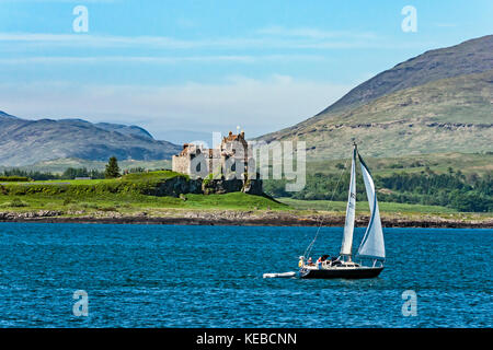 Segelboot vergeht Duart Castle in der Nähe von Craignure auf der Isle of Mull in Argyll & Bute Western Isles Schottland Großbritannien Stockfoto