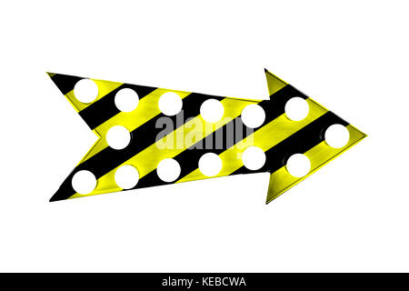 Vorsicht die gelben und schwarzen Streifen über einen Vintage hell und bunt beleuchtete metallische Anzeige Pfeil mit Glühbirnen gegen eine seamles lackiert Stockfoto