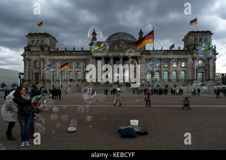 - Der Bundestag Der Bundestag ist die Verfassungs- und gesetzgebende Organ auf Bundesebene in Deutschland. Stockfoto