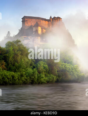 Oravsky hrad und Orava Fluss im Morgennebel, Slowakei Stockfoto