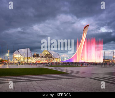 Sochi, Russland - 20. Juni 2017: Musik Brunnen und Olympiastadion fisht am Abend, Sochi, Russland. Benannt nach fisht Berg, die 40.000-St Stockfoto