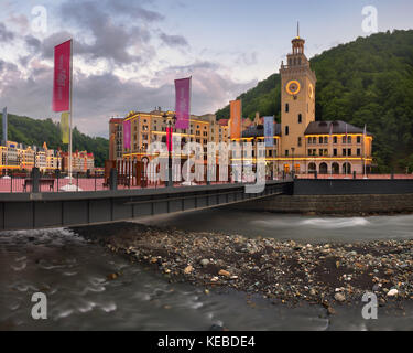 Sochi, Russland - 22. Juni 2017: romanov Brücke und mzymta River am Morgen, Rosa Khutor, Sochi, Russland. Rosa Khutor gebaut von 2003 bis 2011 ein Stockfoto