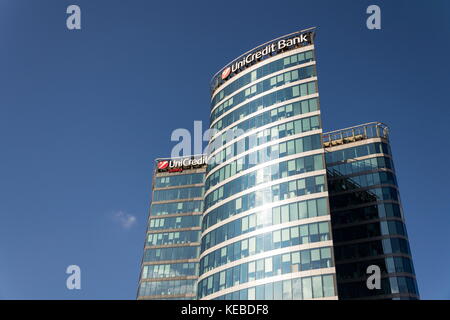 PRAG, TSCHECHISCHE REPUBLIK - 14. OKTOBER: Logo des Bankunternehmens UniCredit Group am 14. Oktober 2017 in Prag, Tschechische republik. Italys lar Stockfoto