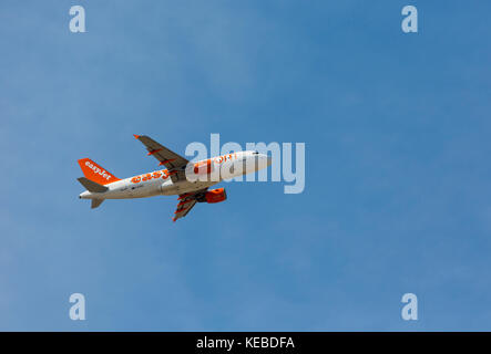 Airbus A319-111, kurz- bis Mittelstreckenflugzeug mit schmalem Körper, zweimotoriges Passagierflugzeug. Dieses Beispiel wird von EasyJet betrieben. Stockfoto