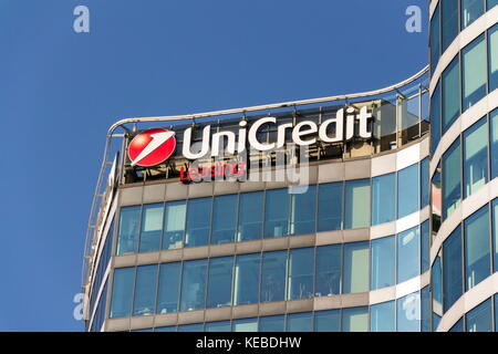 PRAG, TSCHECHISCHE REPUBLIK - 14. OKTOBER: Logo des Bankunternehmens UniCredit Group am 14. Oktober 2017 in Prag, Tschechische republik. Italys lar Stockfoto