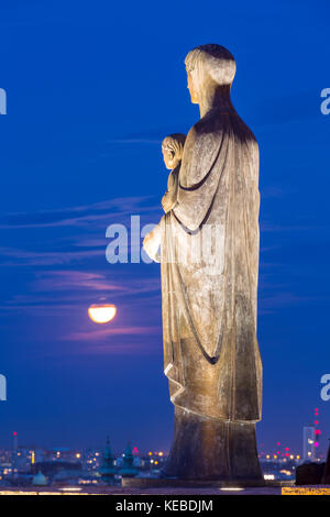 Nahaufnahme der Jungfrau Maria Statue mit Vollmond an der Budaer Burg Wand im Burgviertel von Budapest, Ungarn Stockfoto