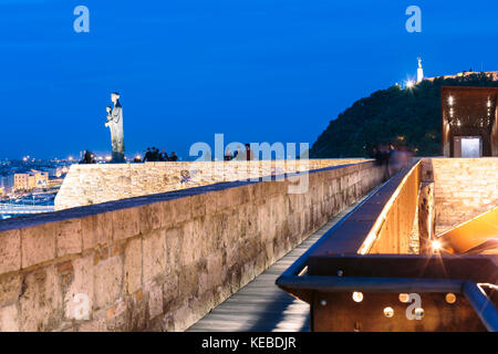 Jungfrau Maria Statue an der Budaer Burg Wand im Burgviertel von Budapest, Ungarn Stockfoto