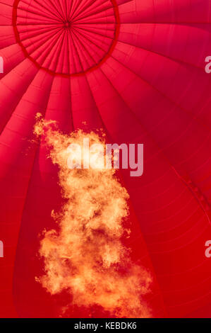 Aufblasen der Innenflamme DES HEISSLUFTBALLONS Stockfoto