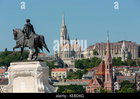 Reiterstandbild von Graf Gyula andrássy am Kossuth Platz in der Nähe des Parlaments mit matthiaskirche in Budapest, Ungarn Stockfoto