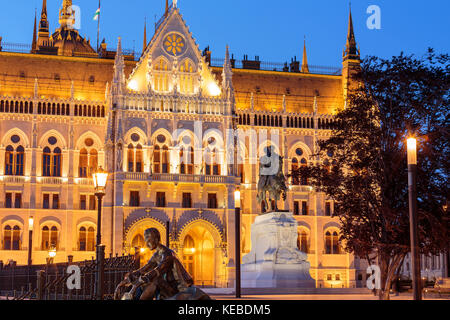 Statue von jozsef attile und Reiterstandbild von Graf Gyula andrássy am Kossuth Platz in der Nähe des Parlaments in Budapest, Ungarn Stockfoto