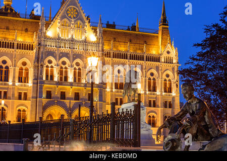 Statue von jozsef attile und Reiterstandbild von Graf Gyula andrássy am Kossuth Platz in der Nähe des Parlaments in Budapest, Ungarn Stockfoto