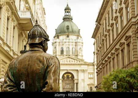 Fat Polizist Statue auf zrinyi Straße in Budapest, Ungarn Stockfoto