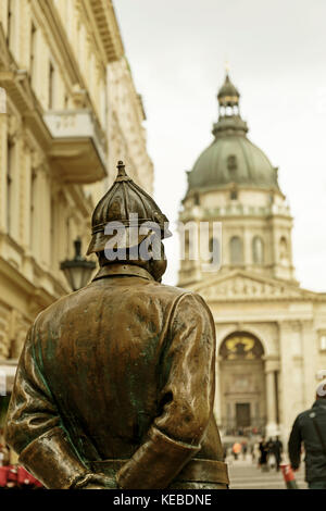 Fat Polizist Statue auf zrinyi Straße in Budapest, Ungarn Stockfoto