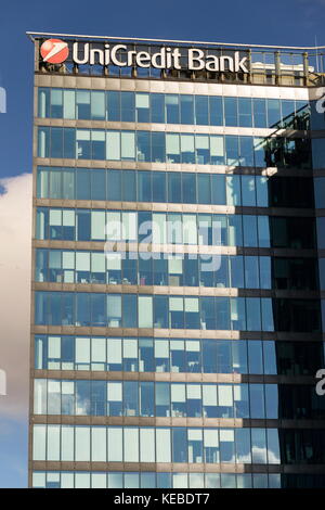 PRAG, TSCHECHISCHE REPUBLIK - 14. OKTOBER: Logo des Bankunternehmens UniCredit Group am 14. Oktober 2017 in Prag, Tschechische republik. Italys lar Stockfoto