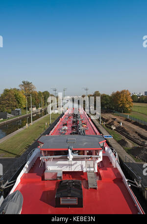 Ein Tanker Schiff verlässt sie das Schloss in Frankfurt - Griesheim Stockfoto