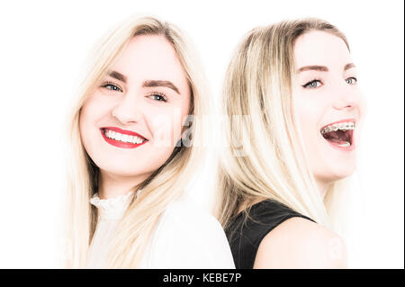 High key Portrait von 2 Schwestern, Rücken an Rücken, zu lächeln und zu lachen. Stockfoto