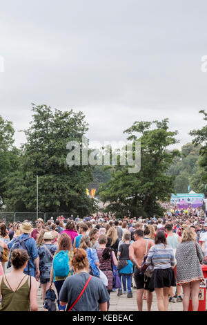 Konzertbesucher hören Band spielen auf der Bühne des Festival zu leben Stockfoto