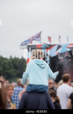 Konzertbesucher hören Band spielen auf der Bühne des Festival zu leben Stockfoto