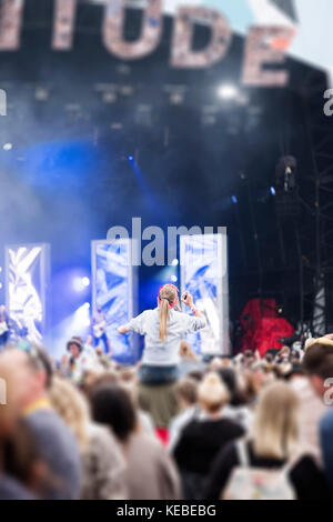 Konzertbesucher hören Band spielen auf der Bühne des Festival zu leben Stockfoto
