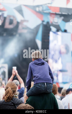 Konzertbesucher hören Band spielen auf der Bühne des Festival zu leben Stockfoto