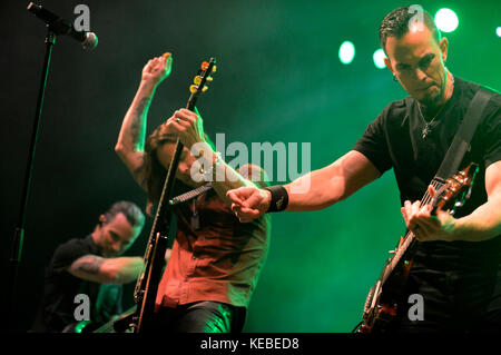 Brian Marshall, Myles Kennedy und Mark Tremonti von Alter Bridge treten am 15. Oktober 2017 in der Swiss Life Hall in Hannover auf. Stockfoto