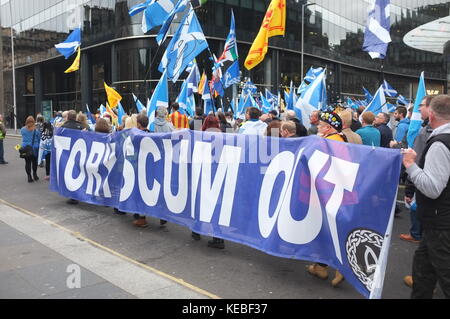 "Tory Abschaum" Banner, pro-unabhängigkeit Rallye von der Hoffnung über die Angst, Glasgow, Schottland, Großbritannien organisiert. 16. September 2017. Stockfoto