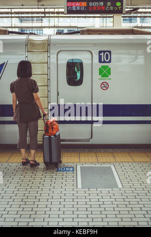 Ein Reisender wartet, um board Wagen 10 auf einem shinkansen Stockfoto