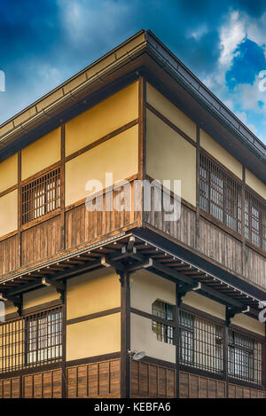 Die scharfe Winkel der Ecke eines traditionellen Holz gerahmt japanische Haus bei Sonnenuntergang Stockfoto